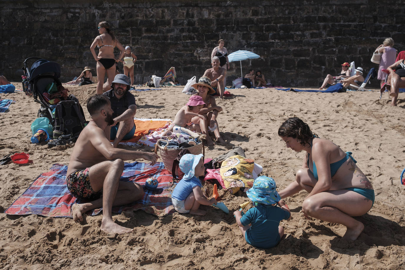 El verano se ha hecho notar este viernes en Asturias. El calor ha empujado a turistas y locales a las playas. De hecho, el arenal de San Lorenzo tuvo que cerrar durante cuatro horas porque se llenó el aforo. 