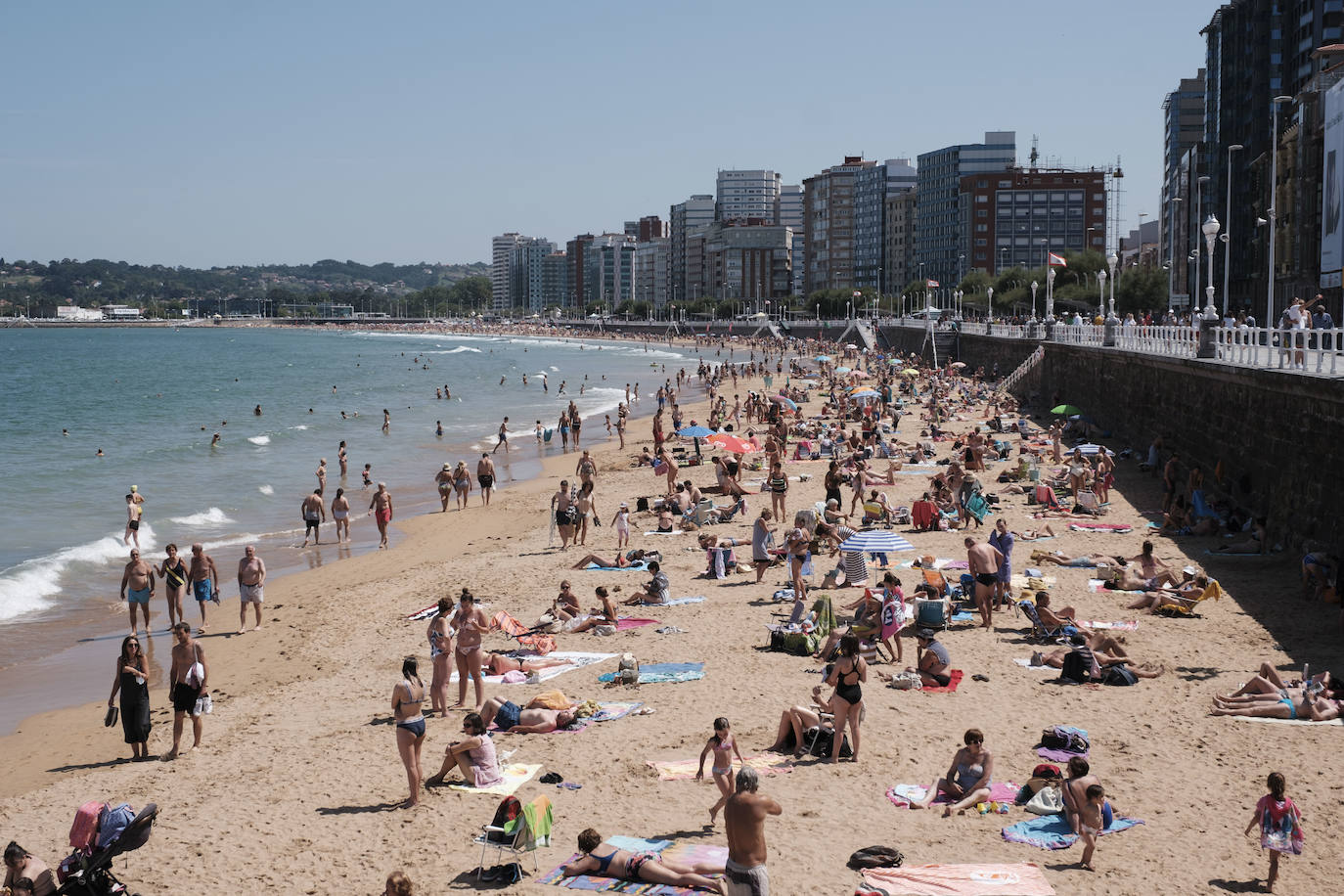 El verano se ha hecho notar este viernes en Asturias. El calor ha empujado a turistas y locales a las playas. De hecho, el arenal de San Lorenzo tuvo que cerrar durante cuatro horas porque se llenó el aforo. 