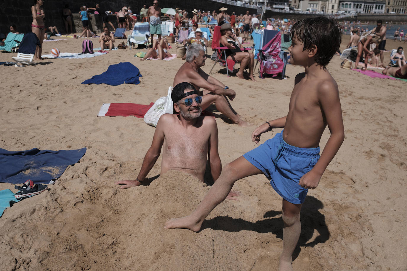 El verano se ha hecho notar este viernes en Asturias. El calor ha empujado a turistas y locales a las playas. De hecho, el arenal de San Lorenzo tuvo que cerrar durante cuatro horas porque se llenó el aforo. 