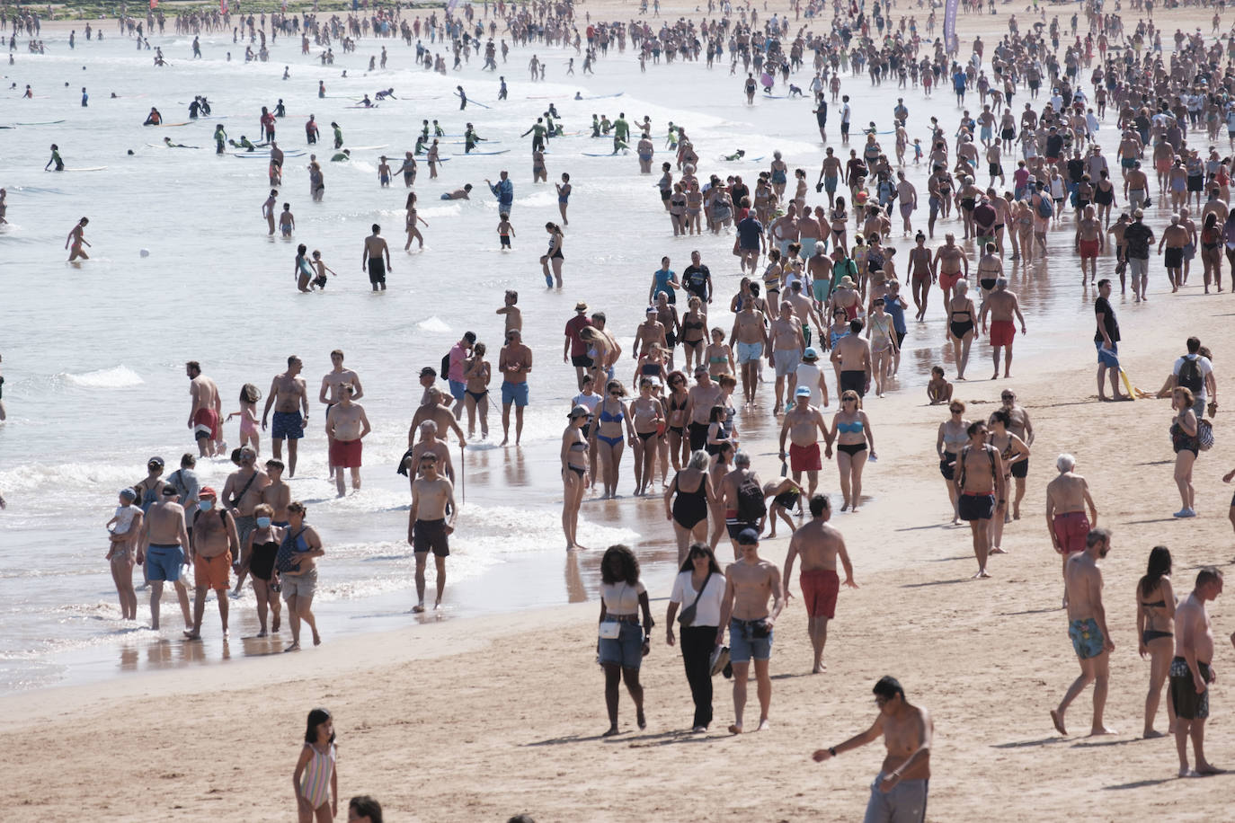 El verano se ha hecho notar este viernes en Asturias. El calor ha empujado a turistas y locales a las playas. De hecho, el arenal de San Lorenzo tuvo que cerrar durante cuatro horas porque se llenó el aforo. 