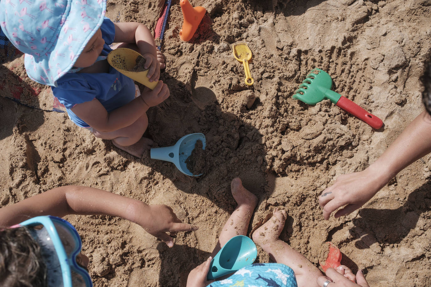 El verano se ha hecho notar este viernes en Asturias. El calor ha empujado a turistas y locales a las playas. De hecho, el arenal de San Lorenzo tuvo que cerrar durante cuatro horas porque se llenó el aforo. 