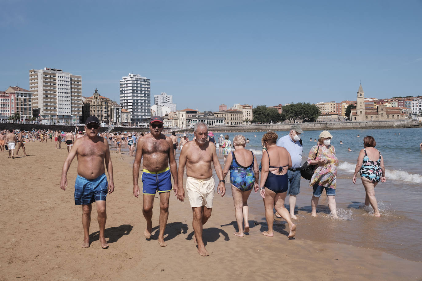 El verano se ha hecho notar este viernes en Asturias. El calor ha empujado a turistas y locales a las playas. De hecho, el arenal de San Lorenzo tuvo que cerrar durante cuatro horas porque se llenó el aforo. 