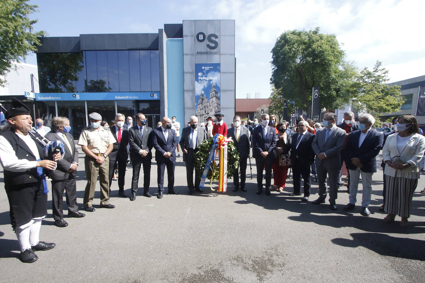 El alcalde de Oviedo, de visita en la Feria, aprovecha el Día del Foro Jovellanos para instar al Gobierno regional a abrazar el espíritu del prócer y «abandonar sesgos ideológicos».