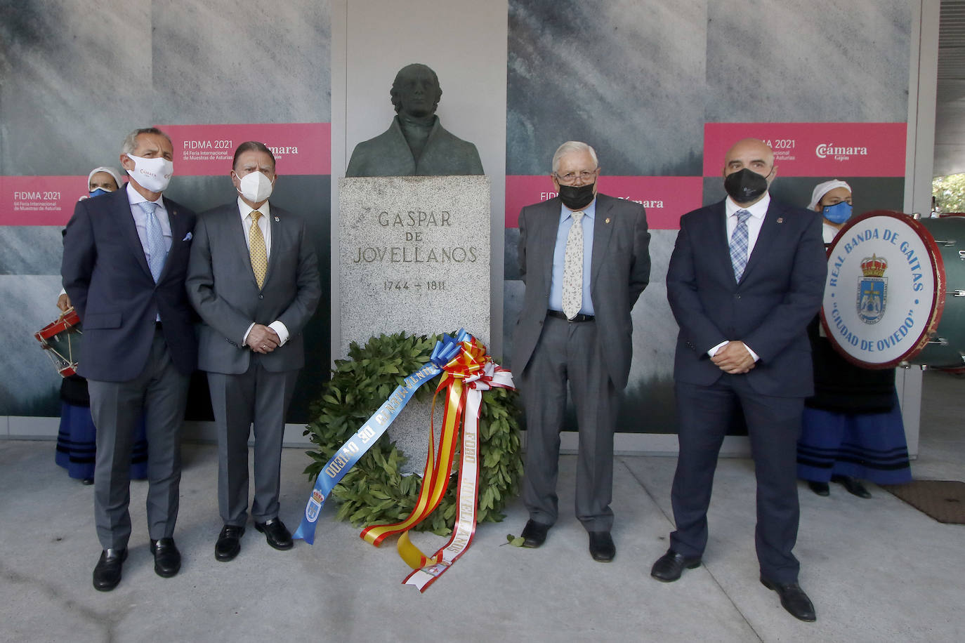 El alcalde de Oviedo, de visita en la Feria, aprovecha el Día del Foro Jovellanos para instar al Gobierno regional a abrazar el espíritu del prócer y «abandonar sesgos ideológicos».