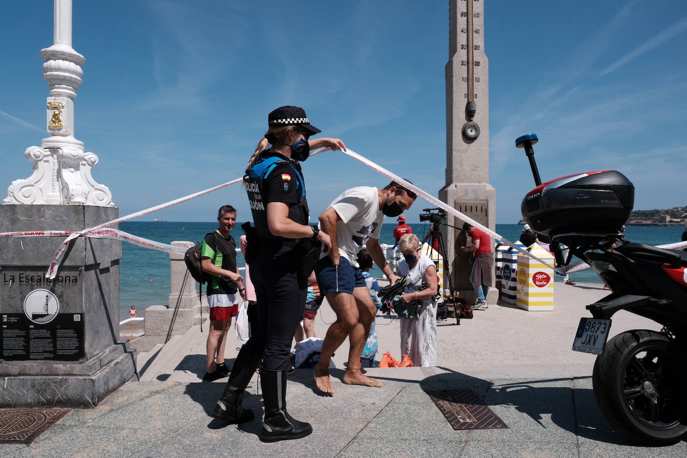 La playa gijonesa cerró poco antes de las 14.00 sus accesos al coincidir una elevada concurrencia con la pleamar. El Ayuntamiento anunció a través de la megafonía del arenal la medida, que se pone en práctica por segunda vez este verano. La primera ocasión en que se empleó fue el 10 de agosto.