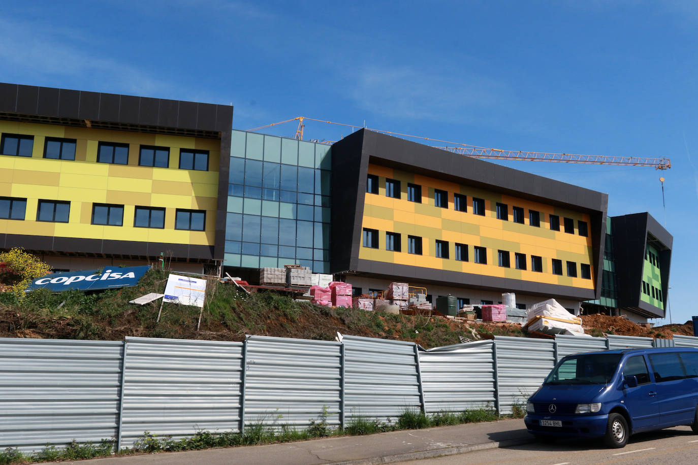 El nuevo instituto de La Fresneda, en Siero, durante las obras de construcción, este abril.