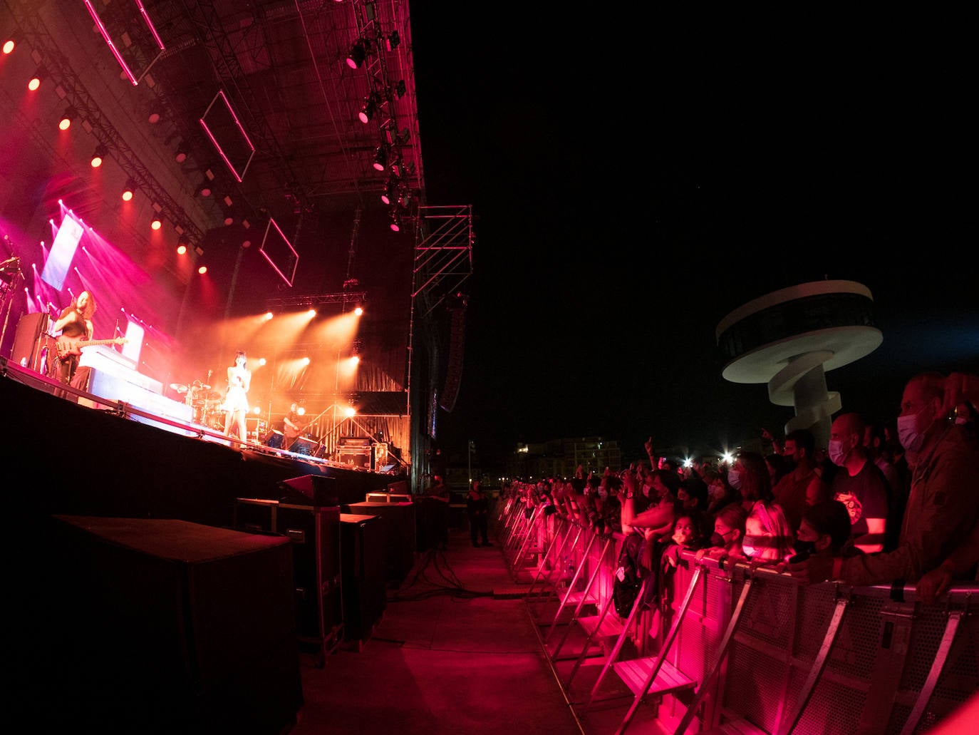 Los alrededor de 1.500 asistentes a la actuación llenaron en pie la plaza del centro cultural, donde la artista catalana ofreció sus temas más recientes.