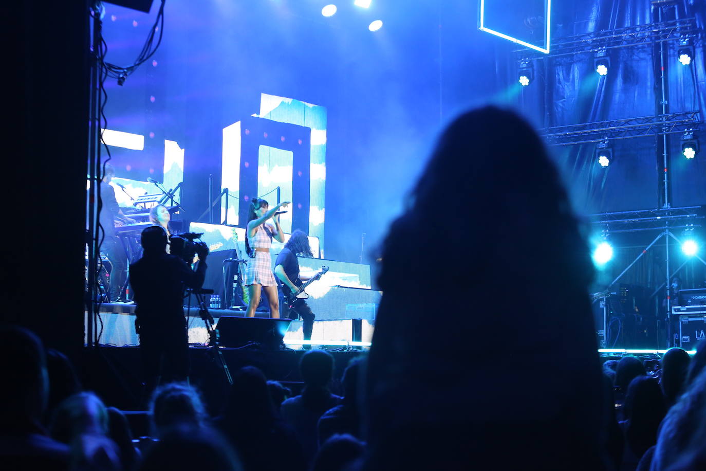Los alrededor de 1.500 asistentes a la actuación llenaron en pie la plaza del centro cultural, donde la artista catalana ofreció sus temas más recientes.