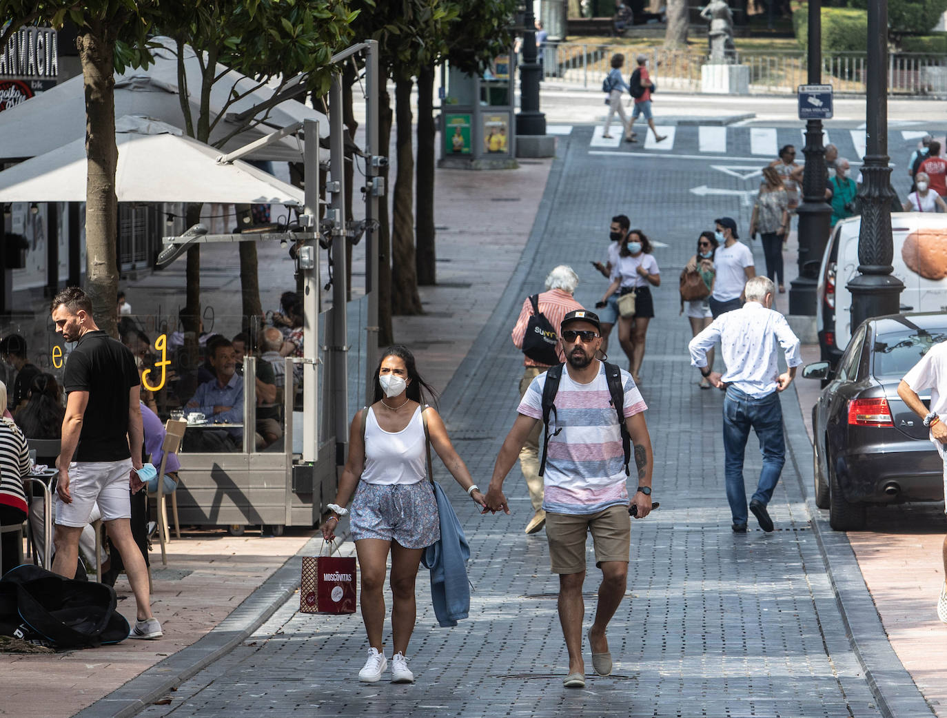 El verano ha vuelto a hacerse notar este sábado en buena parte de Asturias. Las temperaturas agradables y el sol han animado a turistas y locales a acudir en masa a las playas. Tanto es así que el arenal gijonés de San Lorenzo ha tenido que colgar el cartel de «aforo lleno». Quienes no han ido a la playa han tratado de sofocar el calor en piscinas, terrazas y heladerías. 