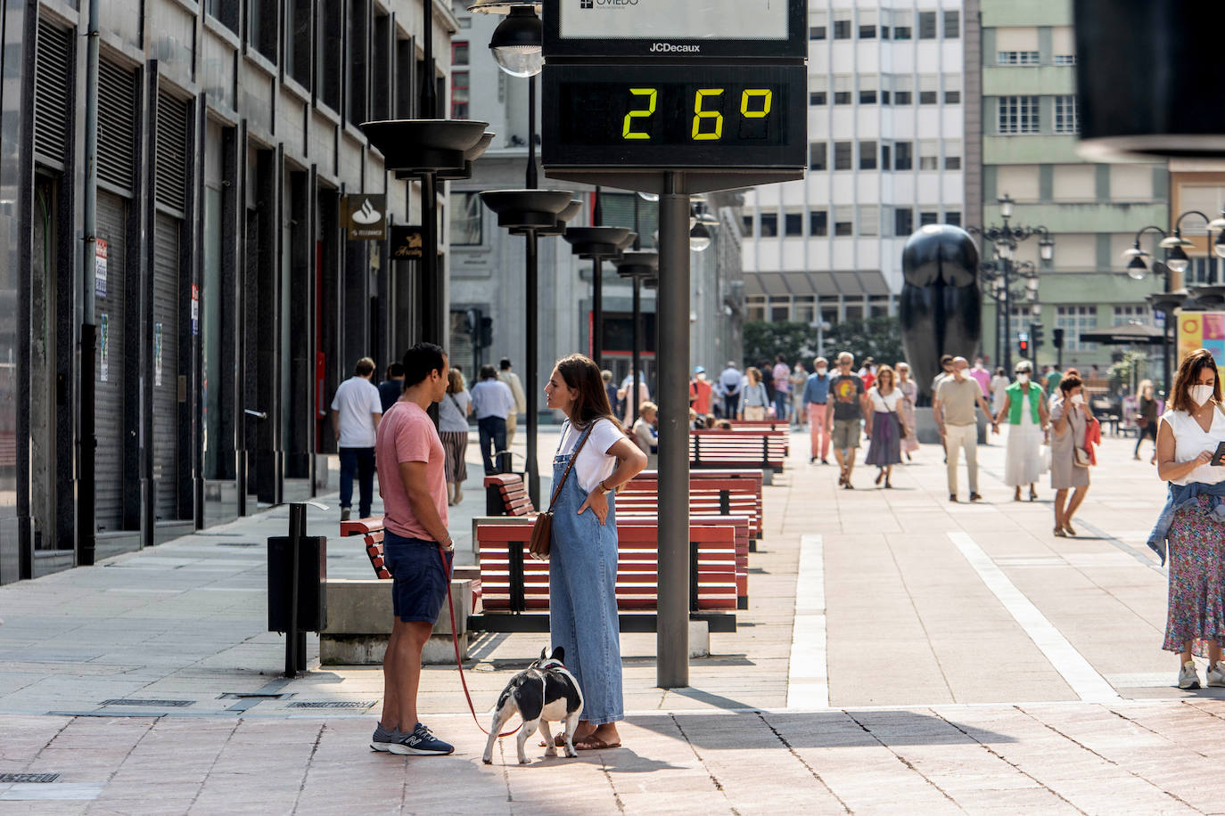 El verano ha vuelto a hacerse notar este sábado en buena parte de Asturias. Las temperaturas agradables y el sol han animado a turistas y locales a acudir en masa a las playas. Tanto es así que el arenal gijonés de San Lorenzo ha tenido que colgar el cartel de «aforo lleno». Quienes no han ido a la playa han tratado de sofocar el calor en piscinas, terrazas y heladerías. 