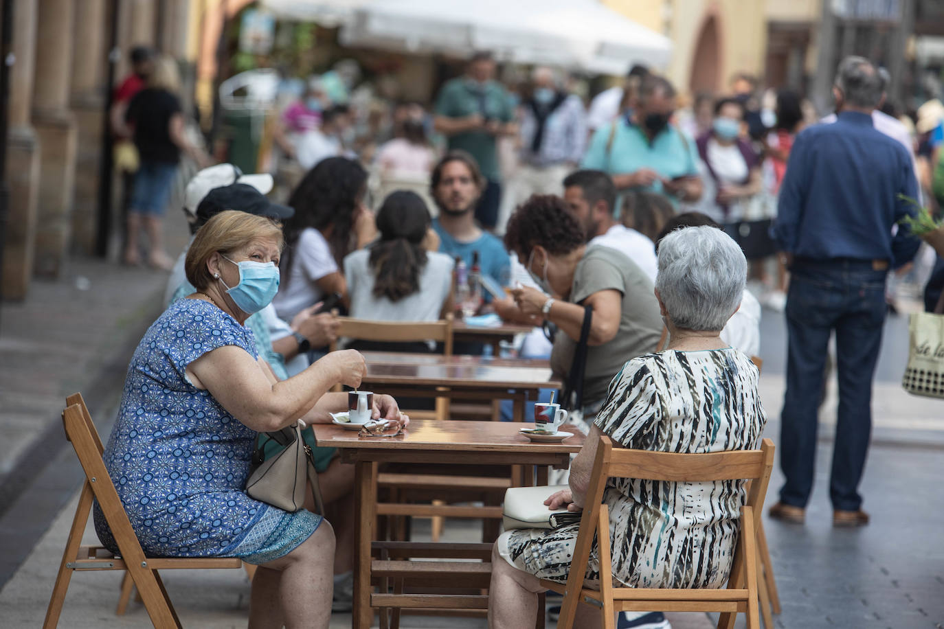 El verano ha vuelto a hacerse notar este sábado en buena parte de Asturias. Las temperaturas agradables y el sol han animado a turistas y locales a acudir en masa a las playas. Tanto es así que el arenal gijonés de San Lorenzo ha tenido que colgar el cartel de «aforo lleno». Quienes no han ido a la playa han tratado de sofocar el calor en piscinas, terrazas y heladerías. 