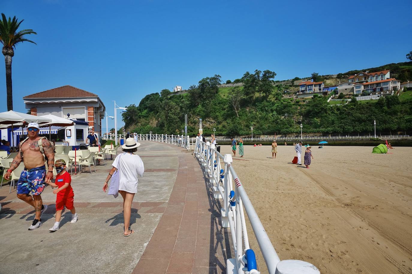 El verano ha vuelto a hacerse notar este sábado en buena parte de Asturias. Las temperaturas agradables y el sol han animado a turistas y locales a acudir en masa a las playas. Tanto es así que el arenal gijonés de San Lorenzo ha tenido que colgar el cartel de «aforo lleno». Quienes no han ido a la playa han tratado de sofocar el calor en piscinas, terrazas y heladerías. 