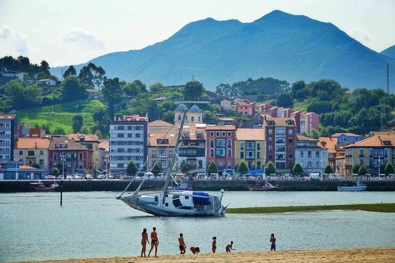 El verano ha vuelto a hacerse notar este sábado en buena parte de Asturias. Las temperaturas agradables y el sol han animado a turistas y locales a acudir en masa a las playas. Tanto es así que el arenal gijonés de San Lorenzo ha tenido que colgar el cartel de «aforo lleno». Quienes no han ido a la playa han tratado de sofocar el calor en piscinas, terrazas y heladerías. 