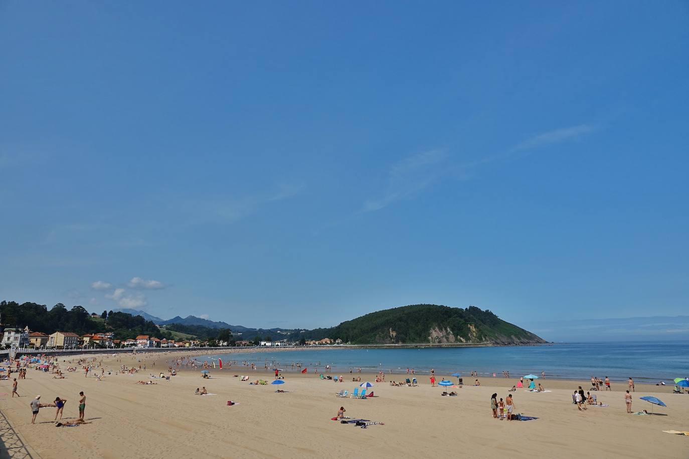 El verano ha vuelto a hacerse notar este sábado en buena parte de Asturias. Las temperaturas agradables y el sol han animado a turistas y locales a acudir en masa a las playas. Tanto es así que el arenal gijonés de San Lorenzo ha tenido que colgar el cartel de «aforo lleno». Quienes no han ido a la playa han tratado de sofocar el calor en piscinas, terrazas y heladerías. 