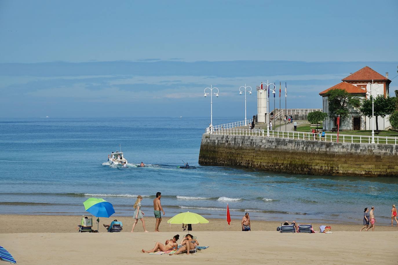 El verano ha vuelto a hacerse notar este sábado en buena parte de Asturias. Las temperaturas agradables y el sol han animado a turistas y locales a acudir en masa a las playas. Tanto es así que el arenal gijonés de San Lorenzo ha tenido que colgar el cartel de «aforo lleno». Quienes no han ido a la playa han tratado de sofocar el calor en piscinas, terrazas y heladerías. 