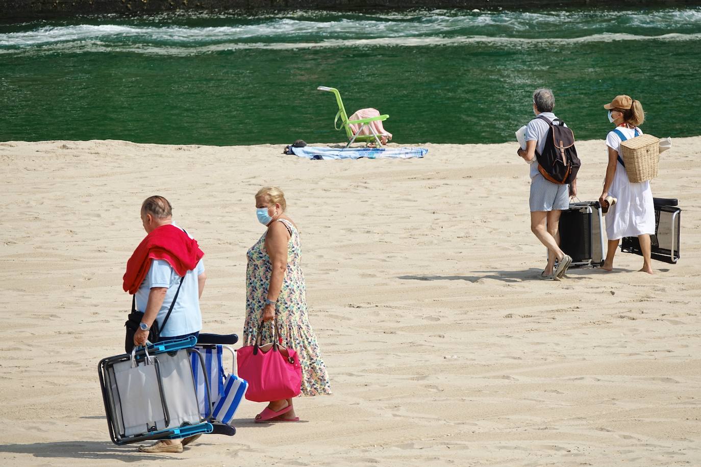 El verano ha vuelto a hacerse notar este sábado en buena parte de Asturias. Las temperaturas agradables y el sol han animado a turistas y locales a acudir en masa a las playas. Tanto es así que el arenal gijonés de San Lorenzo ha tenido que colgar el cartel de «aforo lleno». Quienes no han ido a la playa han tratado de sofocar el calor en piscinas, terrazas y heladerías. 