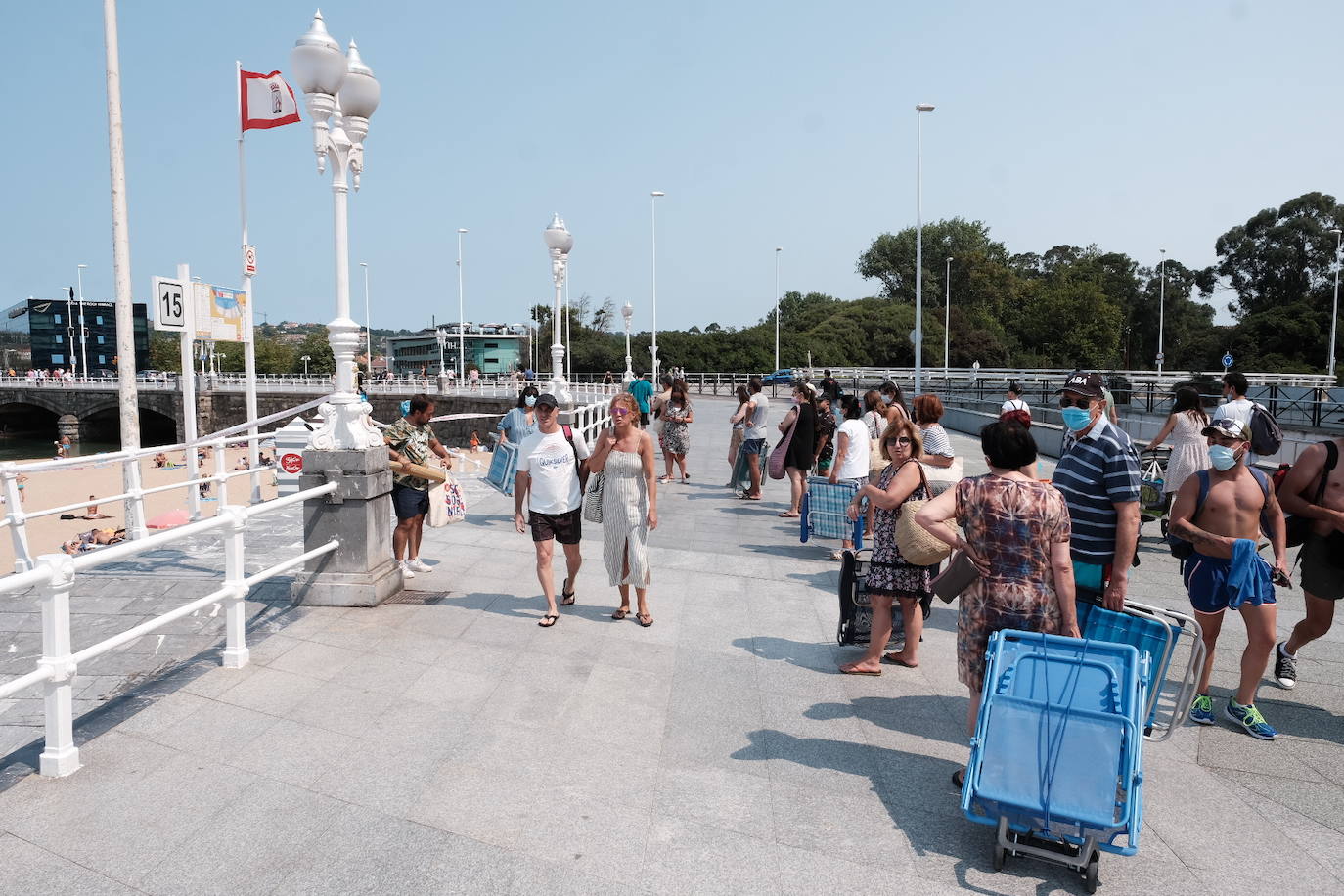 El verano ha vuelto a hacerse notar este sábado en buena parte de Asturias. Las temperaturas agradables y el sol han animado a turistas y locales a acudir en masa a las playas. Tanto es así que el arenal gijonés de San Lorenzo ha tenido que colgar el cartel de «aforo lleno». Quienes no han ido a la playa han tratado de sofocar el calor en piscinas, terrazas y heladerías. 