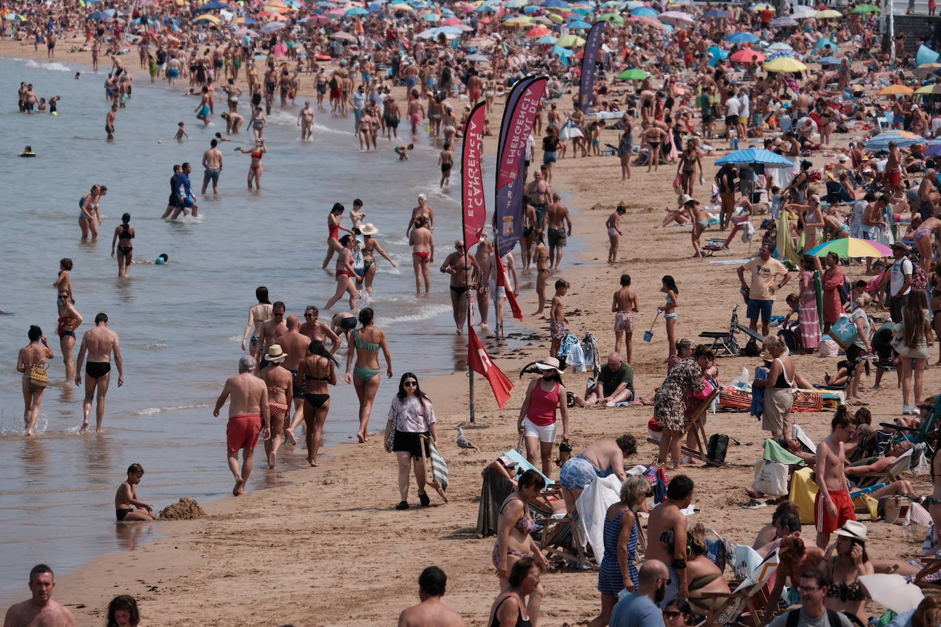 El verano ha vuelto a hacerse notar este sábado en buena parte de Asturias. Las temperaturas agradables y el sol han animado a turistas y locales a acudir en masa a las playas. Tanto es así que el arenal gijonés de San Lorenzo ha tenido que colgar el cartel de «aforo lleno». Quienes no han ido a la playa han tratado de sofocar el calor en piscinas, terrazas y heladerías. 