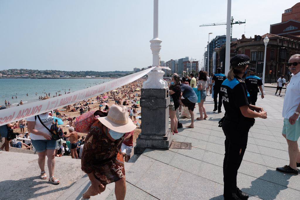 Se trata de la tercera vez de la temporada estival que la policía local ha tenido que cerrar el acceso al arenal gijonés debido a la afluencia de personas