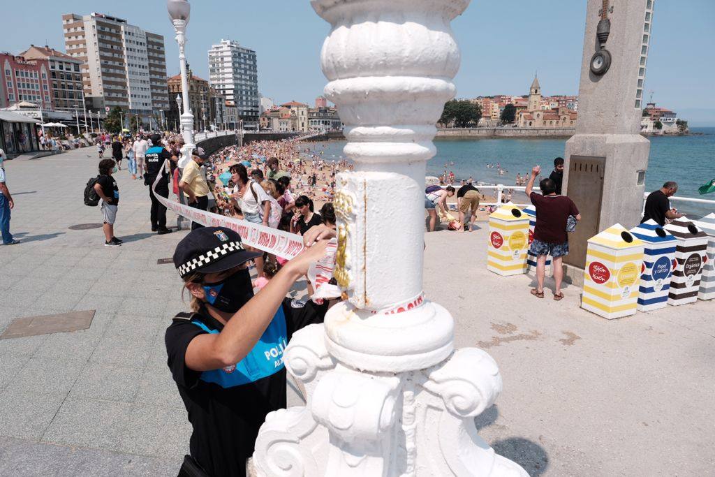 Se trata de la tercera vez de la temporada estival que la policía local ha tenido que cerrar el acceso al arenal gijonés debido a la afluencia de personas