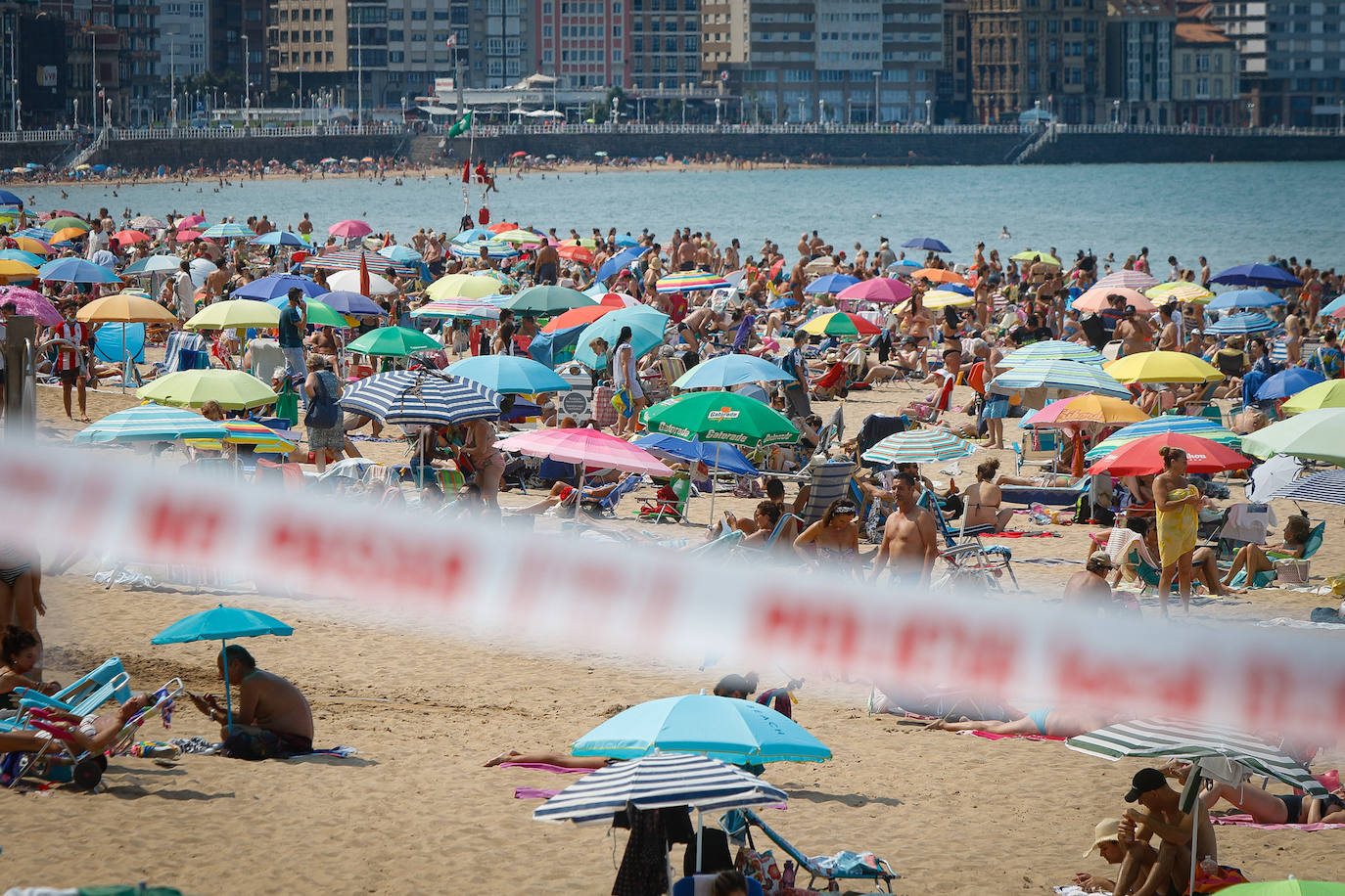 Se trata de la tercera vez de la temporada estival que la policía local ha tenido que cerrar el acceso al arenal gijonés debido a la afluencia de personas