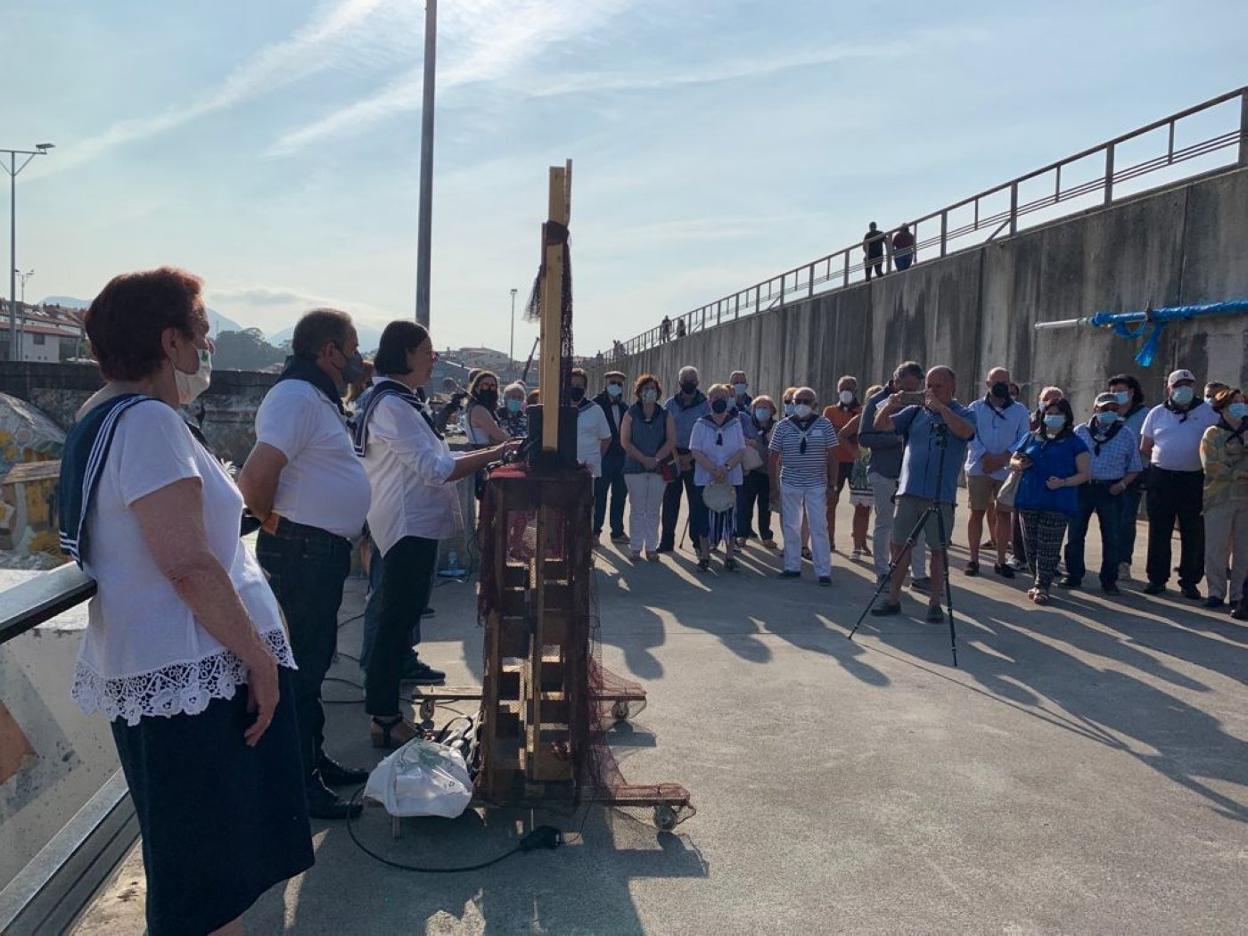 Un momento de la presentación en el puerto de Llanes. 