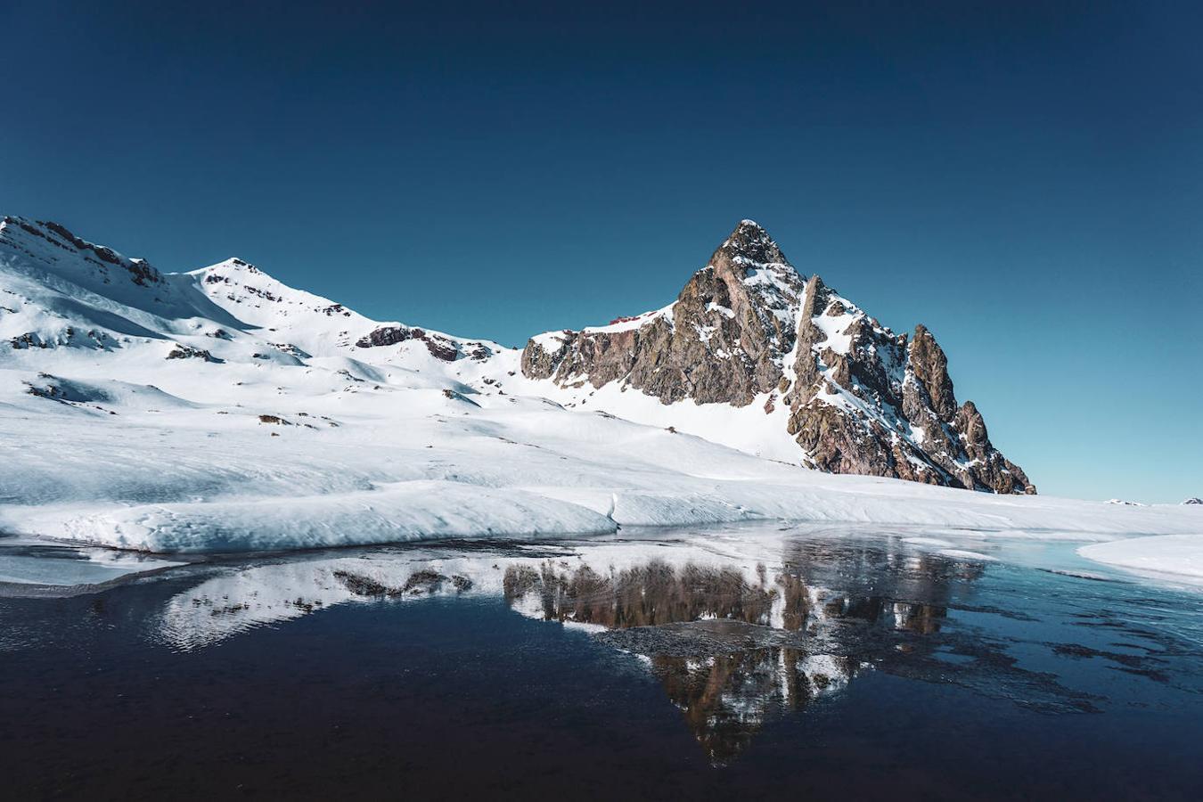 Ibones de Anayet (Huesca): Entre Canfranc y Formigal se encuentran estos bonitos ibones. Si algo llama especialmente la atención de ellos es que pegado a ellos y a su alrededor puede contemplarse el pico del mismo nombre con sus 2.545 metros de altura. A estos ibones puede llegarse desde la Estación de Ski de Formigal o desde el Valle de Aragón siguiendo la Canal de Roya.