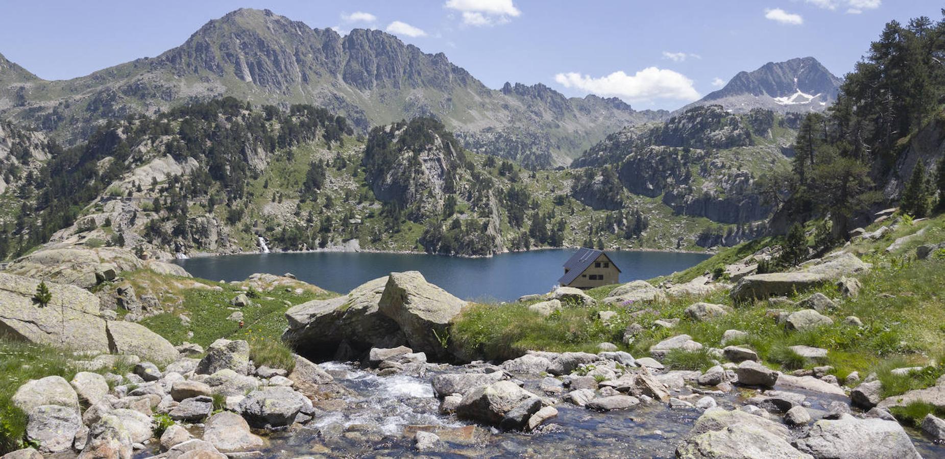 Lagos de Colomèrs Lérida): Dentro del Parque Nacional d’Aigüestortes i Estany de Sant Maurici, el circo glaciar de Colomèrs es sin lugar a dudas el el más espectacular de este parque. Unos Lagos ubicado en un paraje de gran belleza rodeados de escarpadas montañas que rondan los 3000 metros de altura.