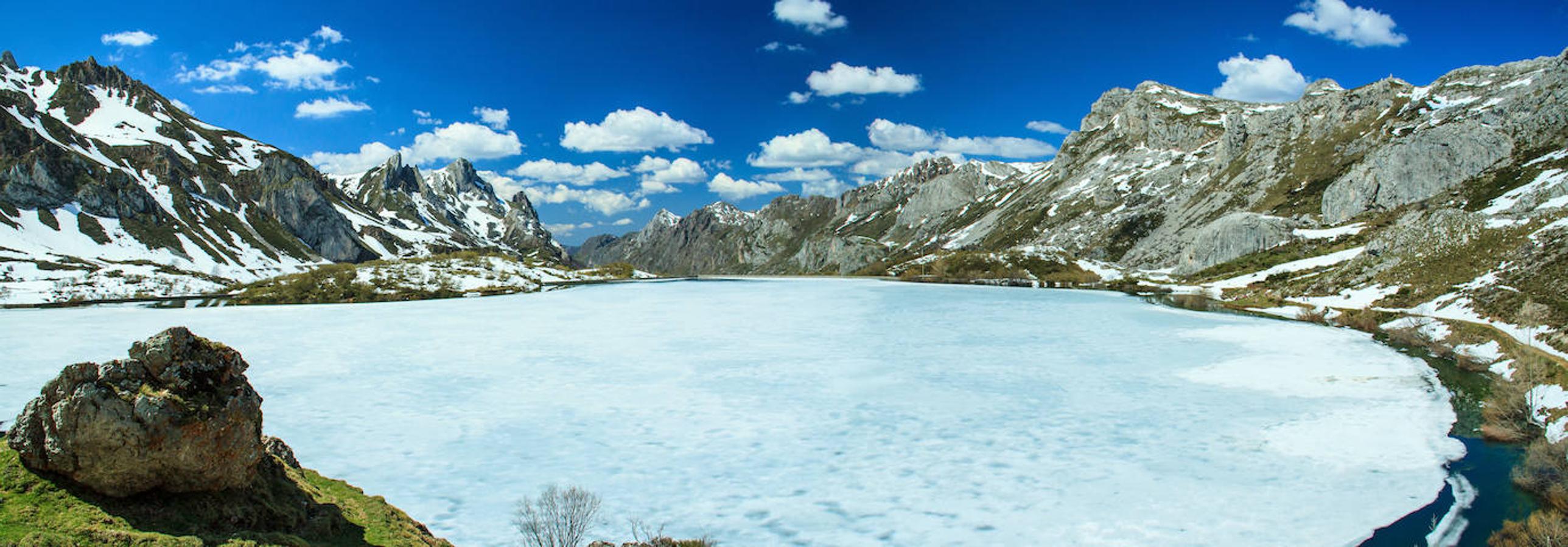 Lago del Valle: El Lago del Valle, también conocido como el Lago del Ajo, es con sus 25 hectáreas el que cuenta con mayor extensión de superficie dentro de la lista de Lagos asturianos. En este caso, sus dimensiones actuales son producto de las obras de recrecimiento realizadas para el aprovechamiento hidroeléctrico en la central La Malva. A él se puede acceder fácilmente recorriendo una ruta lineal de 6 km que parte desde el el pueblo de Valle de Lago.