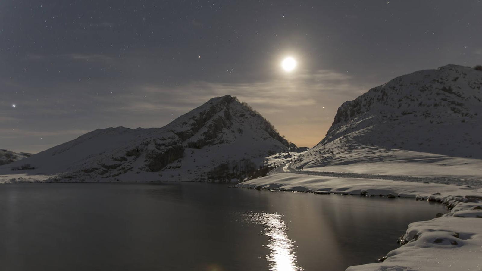 Lago Enol: A 1070 m de altitud entre el Pico Mosquital, la Porra de Enol y el Cerro Sobornín y en plenos Picos de Europa, ahí es donde se encuentra el Lago Enol. Junto con el Lago Ercina conforma los conocidos Lagos de Covadonga, siendo este el más grande de los dos.