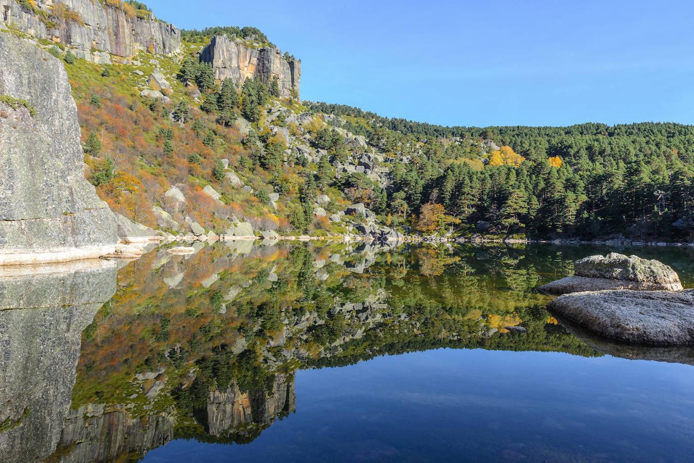 Laguna Negra (Soria): La Laguna Negra es una de las sorpresas que te esperan en Soria y se encuentra situada a unos 2.000 metros de altitud. Una laguna rodeada de misterios y leyendas, pero dejando eso a un lado es otro de los Lagos especialmente bonitos que no puedes perderte dentro de nuestra geografía.