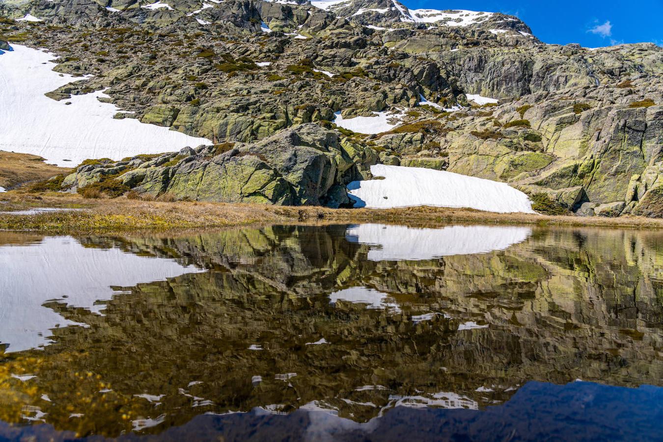 Laguna grande de Peñalara (Madrid): Estas lagunas de origen glaciar se encuentran ubicadas en el Parque Nacional de la Sierra de Guadarrama. Entre sus montañas se encuentra el Pico Peñalara, el pico más alto de Madrid y Segovia con 2.428 metros de altura.