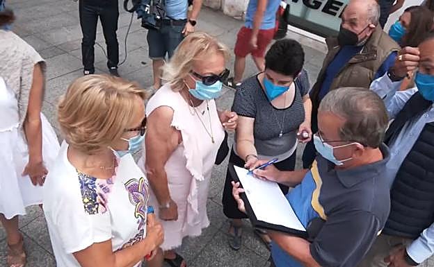 El PP recoge 1.200 firmas a favor de mantener los toros en Gijón