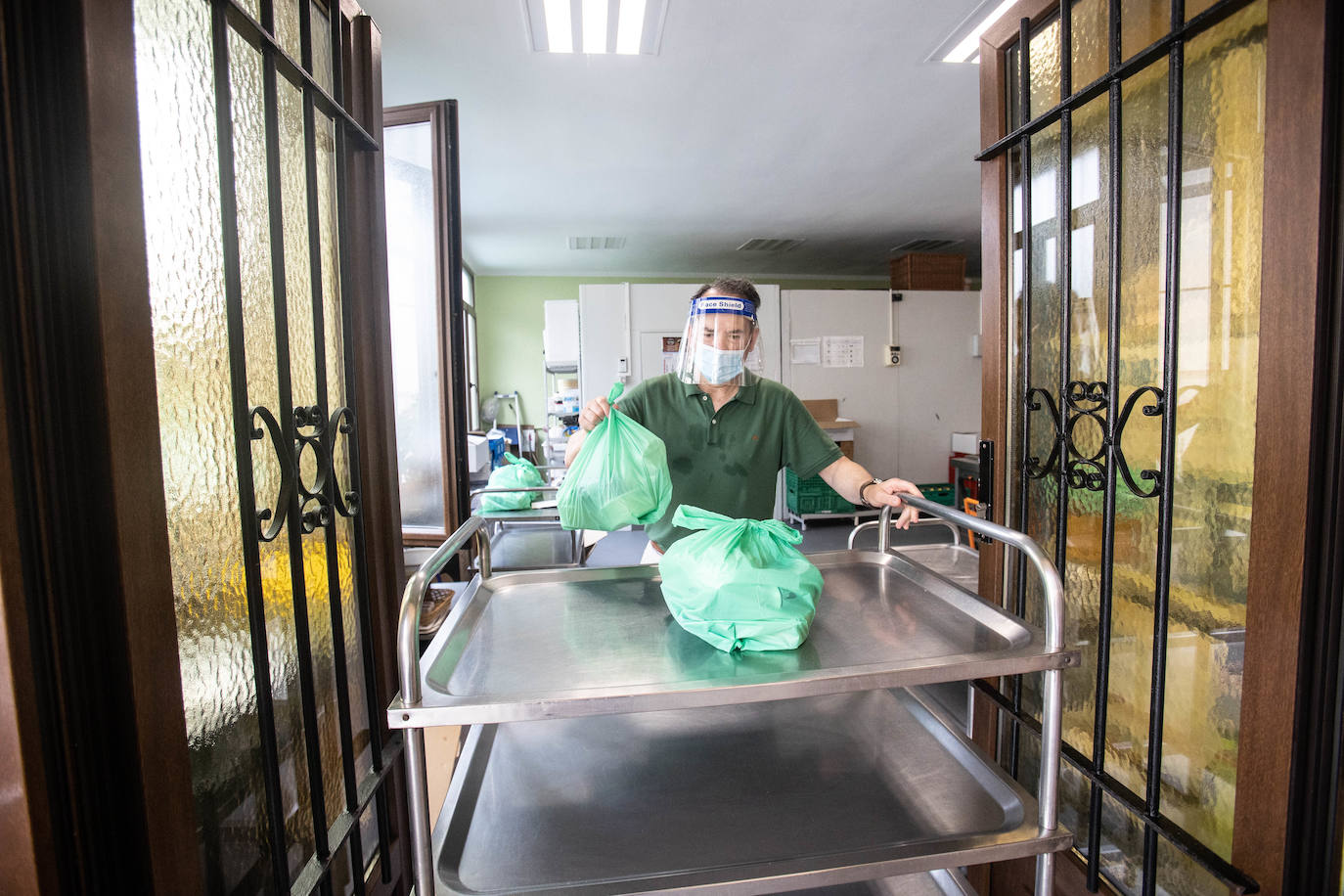 La Cocina Económica de Oviedo atiende cada día a cientos de personas. La crisis sanitaria y económica ha provocado que la actividad de las Hijas de la Caridad se acrecente. Solo en la jornada del domingo repartieron 300 menús, casi el doble de las que se entregaban en 2017. 