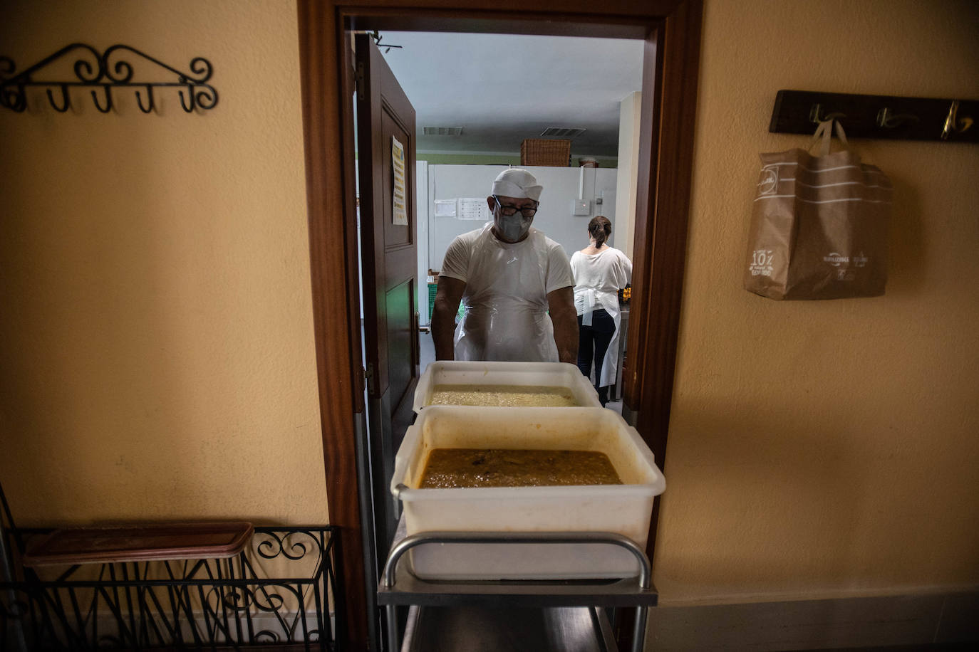 La Cocina Económica de Oviedo atiende cada día a cientos de personas. La crisis sanitaria y económica ha provocado que la actividad de las Hijas de la Caridad se acrecente. Solo en la jornada del domingo repartieron 300 menús, casi el doble de las que se entregaban en 2017. 
