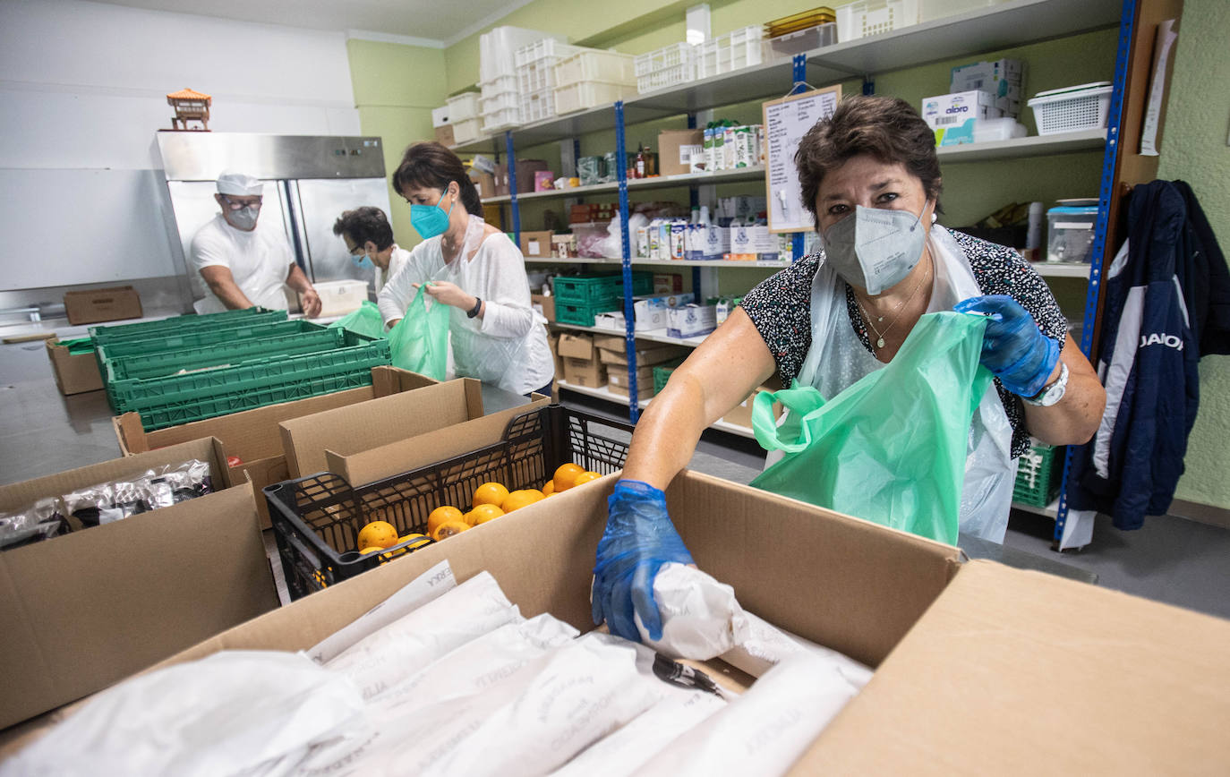 La Cocina Económica de Oviedo atiende cada día a cientos de personas. La crisis sanitaria y económica ha provocado que la actividad de las Hijas de la Caridad se acrecente. Solo en la jornada del domingo repartieron 300 menús, casi el doble de las que se entregaban en 2017. 