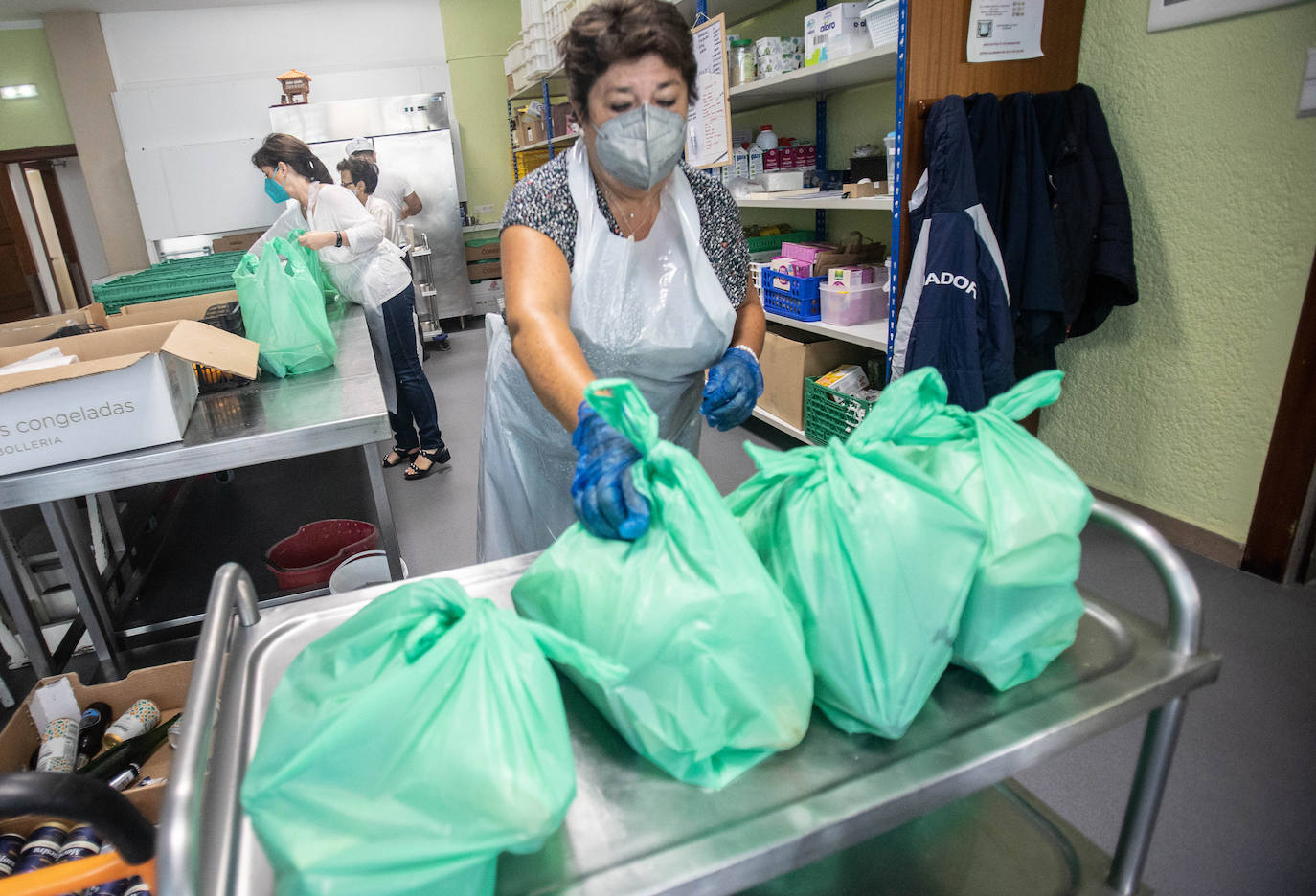 La Cocina Económica de Oviedo atiende cada día a cientos de personas. La crisis sanitaria y económica ha provocado que la actividad de las Hijas de la Caridad se acrecente. Solo en la jornada del domingo repartieron 300 menús, casi el doble de las que se entregaban en 2017. 
