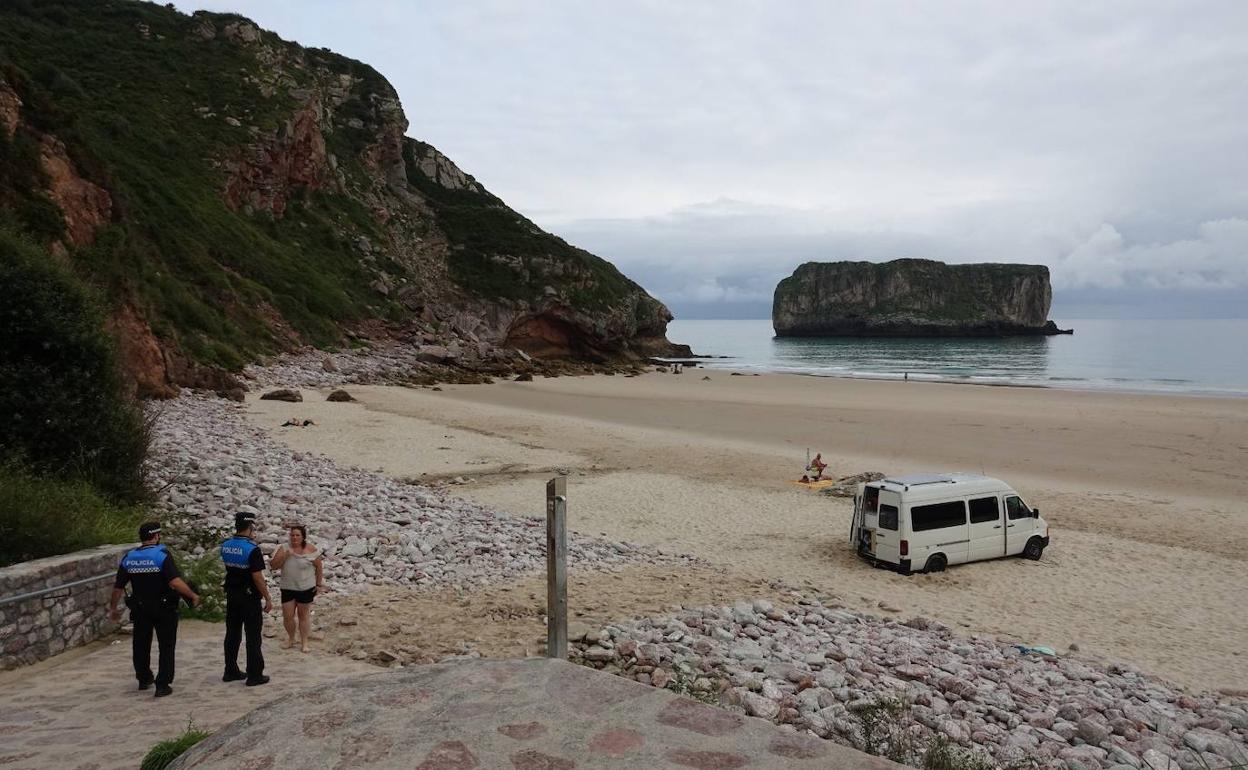 La autocaravana, 'aparcada' en plena playa de Andrín