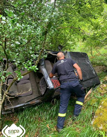 Un hombre de 85 años ha fallecido en un accidente de tráfico en Corés, en Somiedo. El vehículo, en el que viajaba también un hermano del fallecido, de 87 años, y que ha resultado herido grave, se salió de la pista forestal por la que circulaban y cayó varios metros. 
