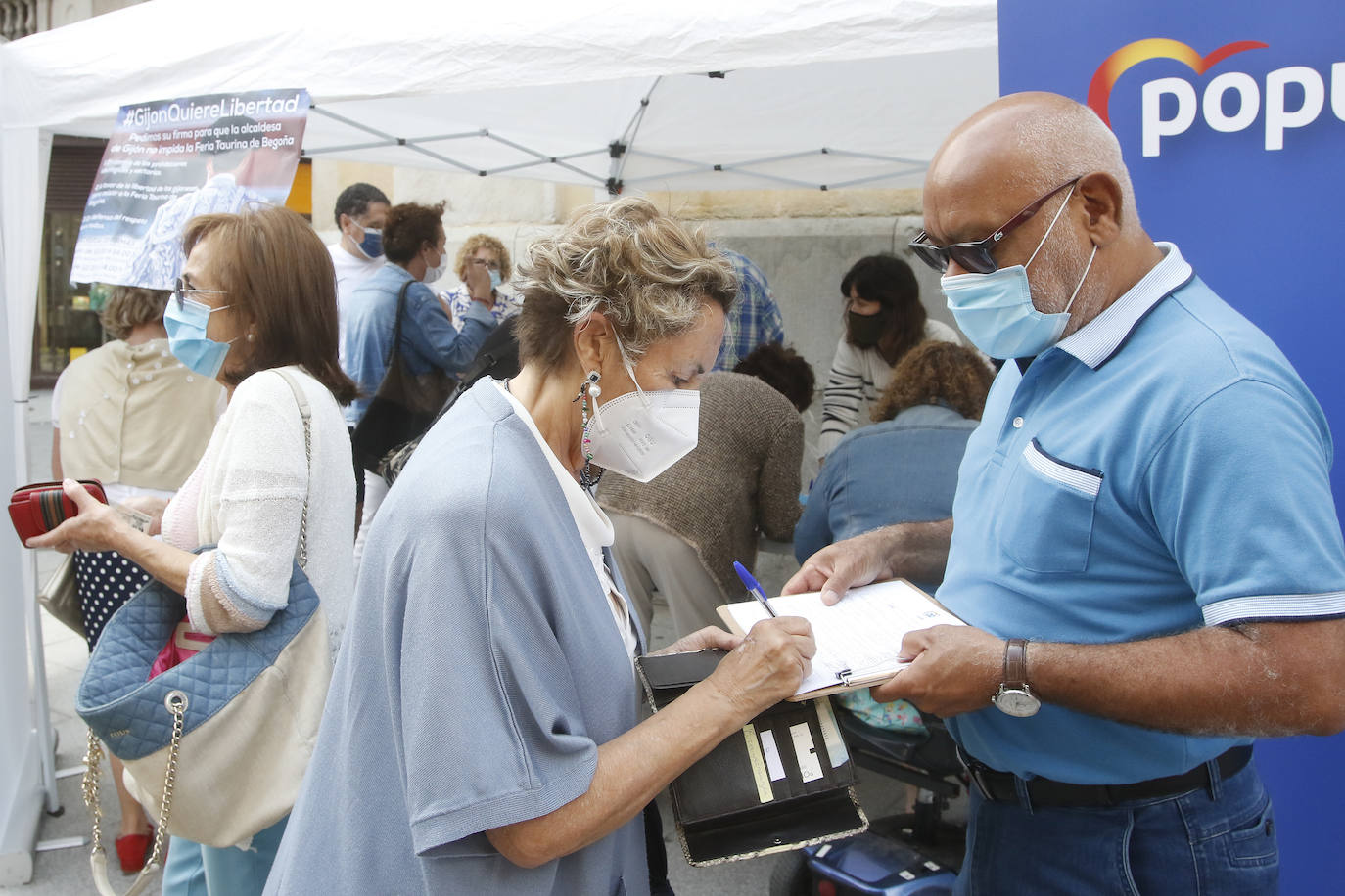 Decenas de personas han respondido a la campaña de recogida de firmas del PP contra la supresión de la feria taurina de Gijón. Si en la primera convocatoria reunieron 1.200 rúbricas en apenas dos horas, en la segunda muchos han aguantado largas esperas para dejar claro su descontento.