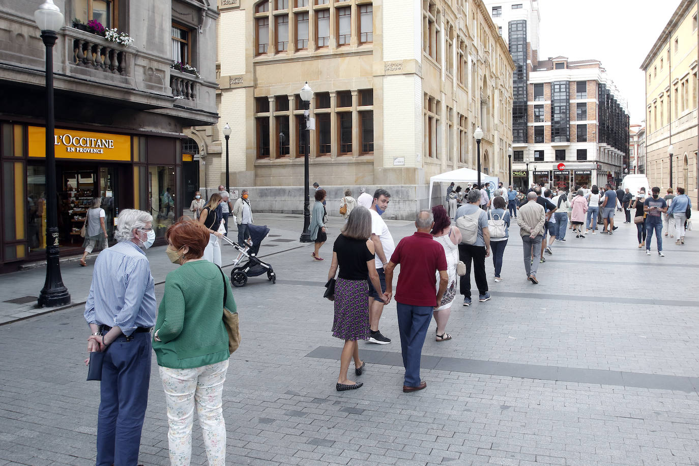 Decenas de personas han respondido a la campaña de recogida de firmas del PP contra la supresión de la feria taurina de Gijón. Si en la primera convocatoria reunieron 1.200 rúbricas en apenas dos horas, en la segunda muchos han aguantado largas esperas para dejar claro su descontento.