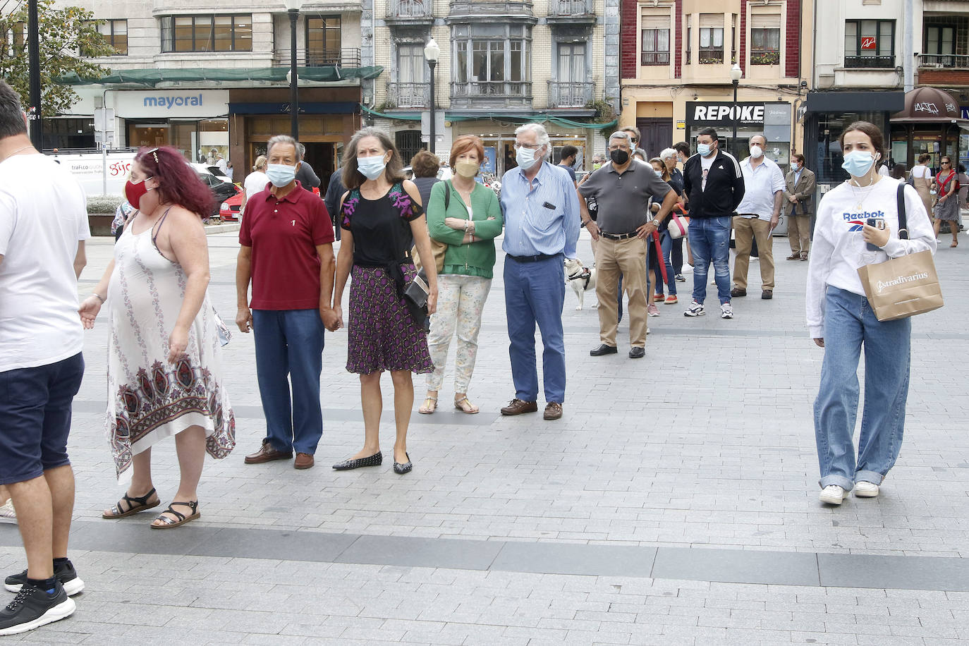 Decenas de personas han respondido a la campaña de recogida de firmas del PP contra la supresión de la feria taurina de Gijón. Si en la primera convocatoria reunieron 1.200 rúbricas en apenas dos horas, en la segunda muchos han aguantado largas esperas para dejar claro su descontento.