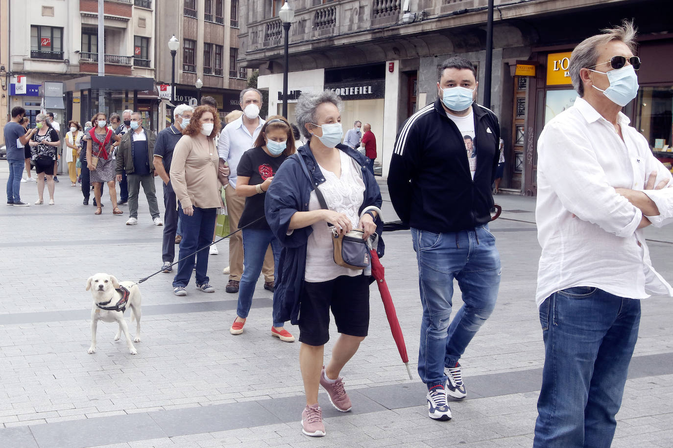 Decenas de personas han respondido a la campaña de recogida de firmas del PP contra la supresión de la feria taurina de Gijón. Si en la primera convocatoria reunieron 1.200 rúbricas en apenas dos horas, en la segunda muchos han aguantado largas esperas para dejar claro su descontento.