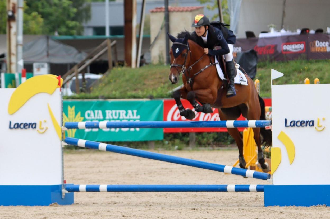 El joven Daniel Ocaña, en uno de los obstáculos del recorrido. 