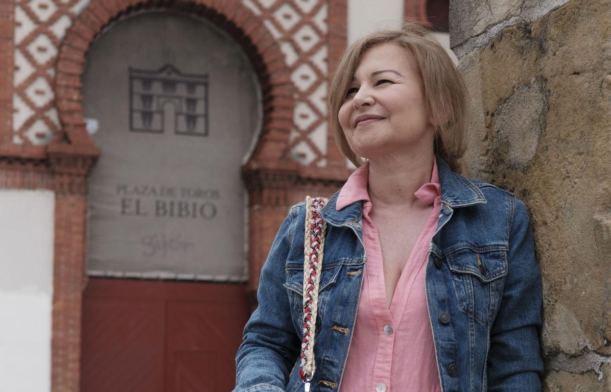 Elena Vigil-Escalera, frente a la plaza de toros de El Bibio. 