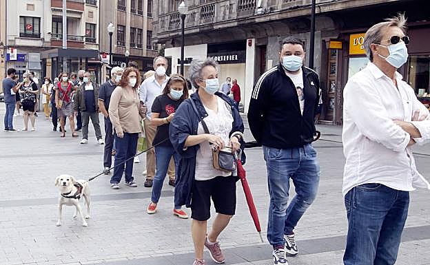 Colas en Gijón en la recogida de firmas contra el fin de la feria taurina