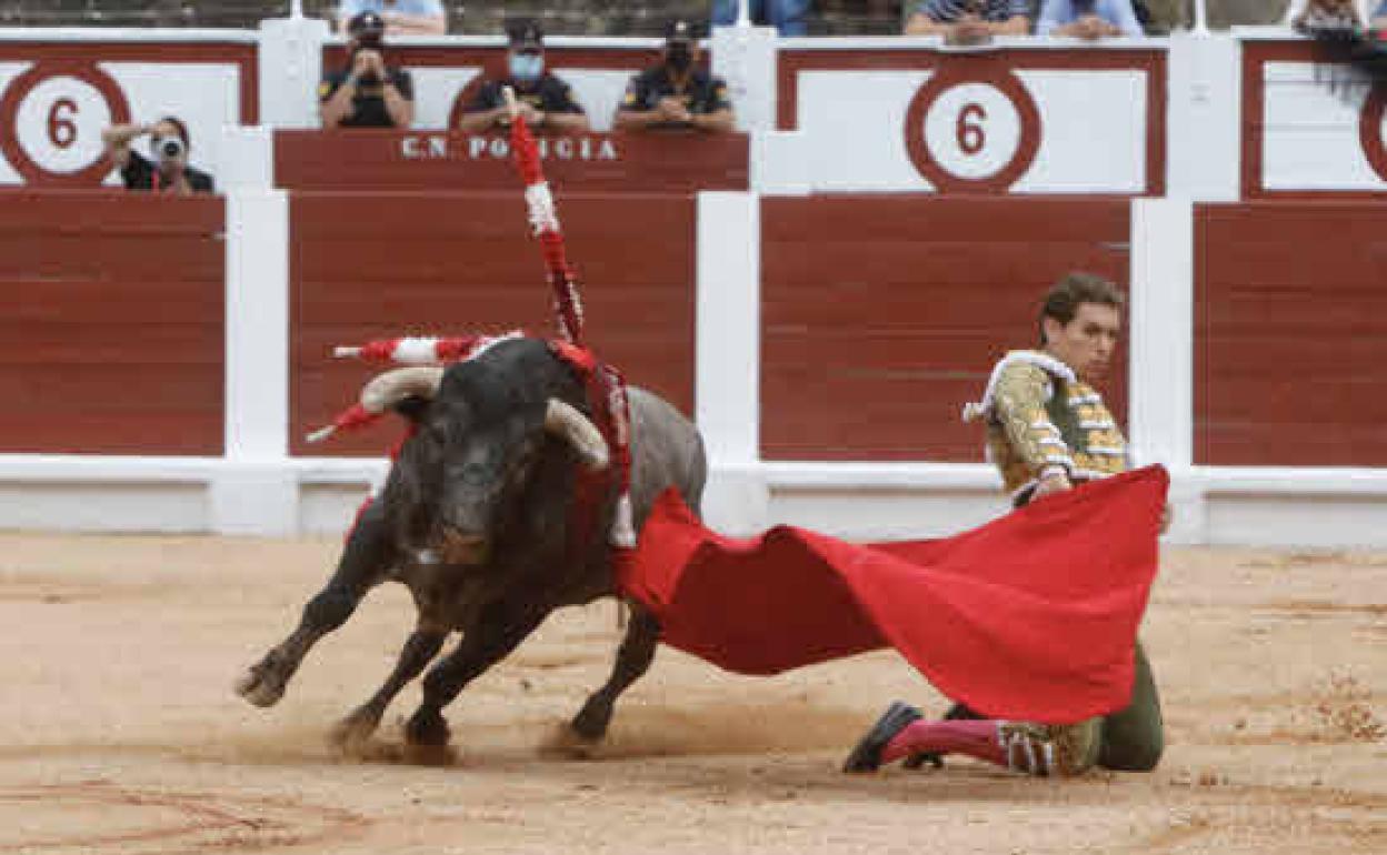 Gines Marín toreando en la Plaza de Toros de El Bibio.