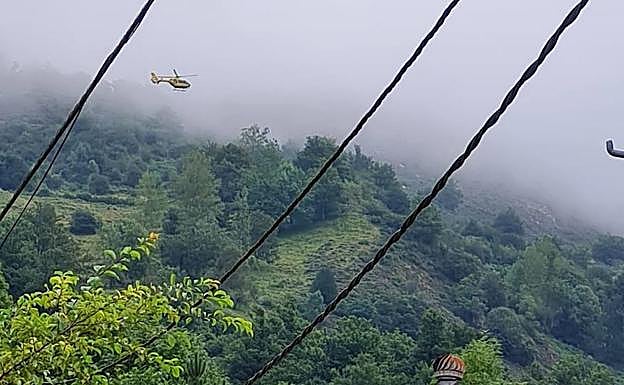 El helicóptero de Bomberos sobrevuela la zona por la que se precipitó el vehículo.