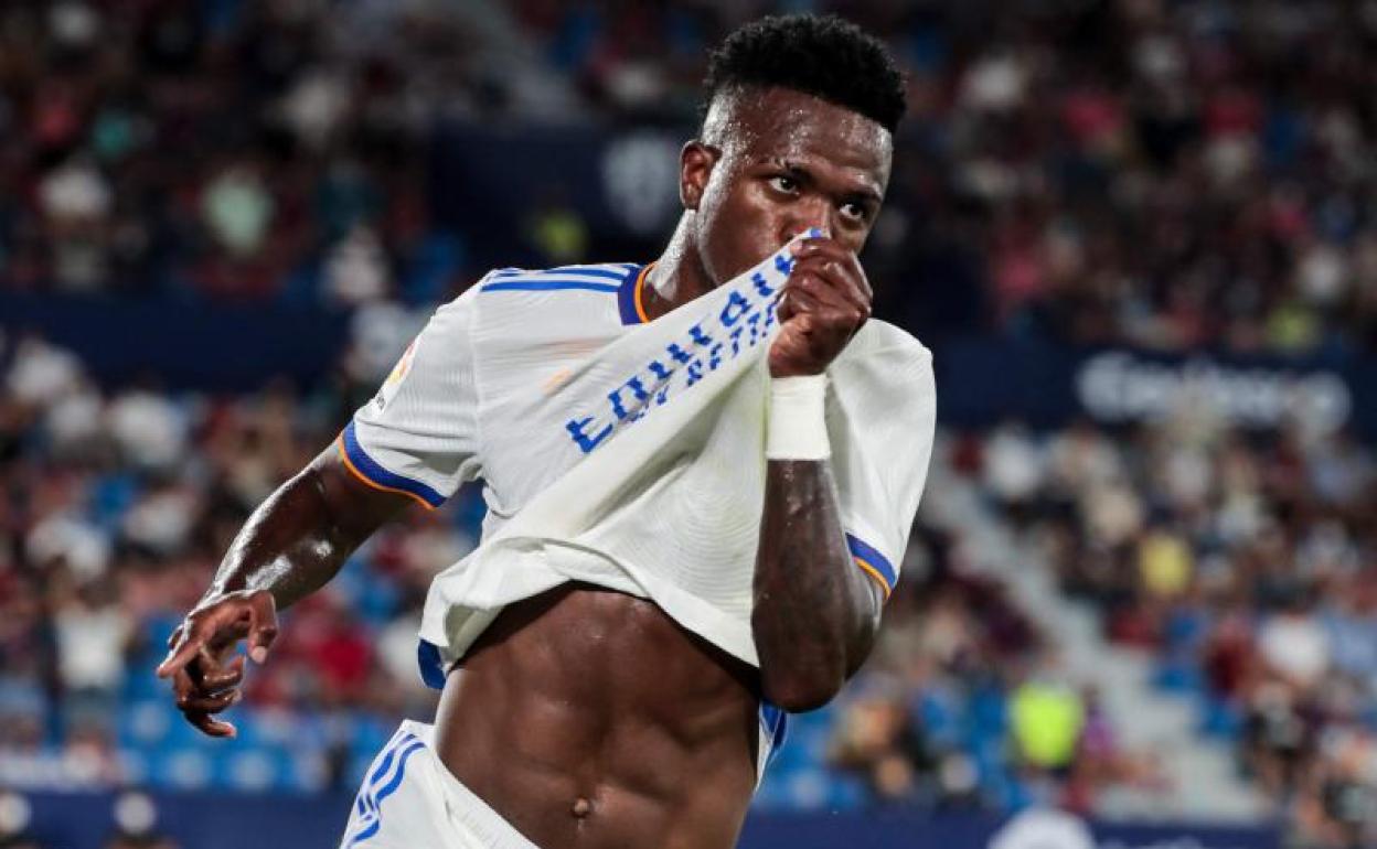 Vinicius celebra uno de sus dos goles ante el Levante. 