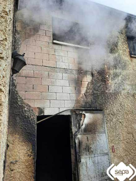 Efectivos de Bomberos del SEPA han sofocado un incendio declarado en la fábrica de embutidos La Pilarica, en Noreña. El fuego, que no ha causado daños personales, ha arrasado uno de los ahumaderos. 